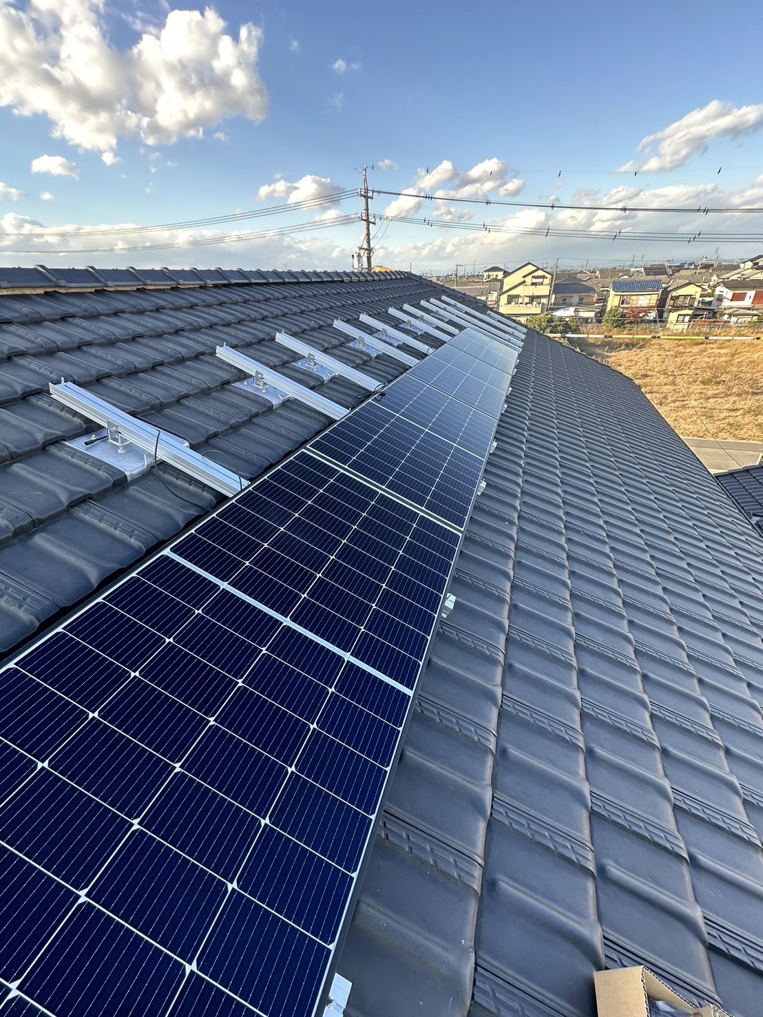 太陽光パネル設置_屋外施工中